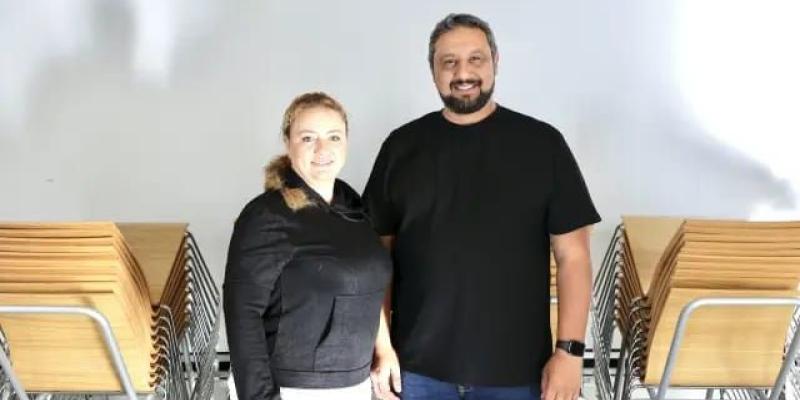 Azucena y Antonio posan juntos | Foto de Jorge Paris/Fundación Secretariado Gitano para Servimedia Azucena y Antonio posan juntos