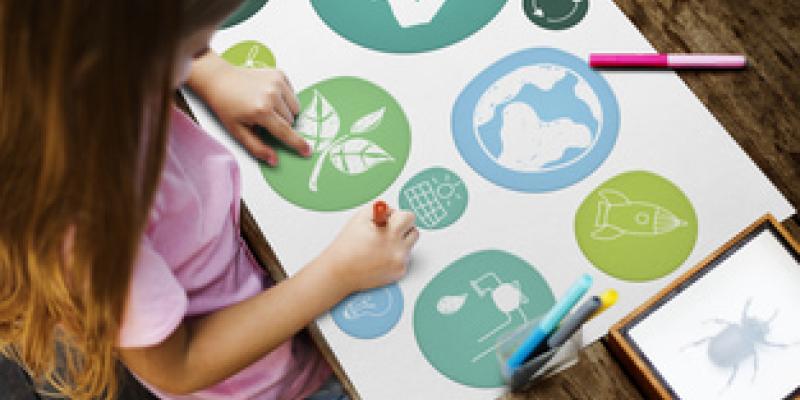 Imagen de una niña haciendo tareas/envatoelements La educación ambiental se mete en Infantil y Especial