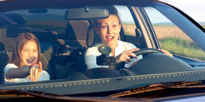 Imagen de una madre con su hija en el coche/Noticias coches La Educación Vial será obligatoria a partir del próximo curso
