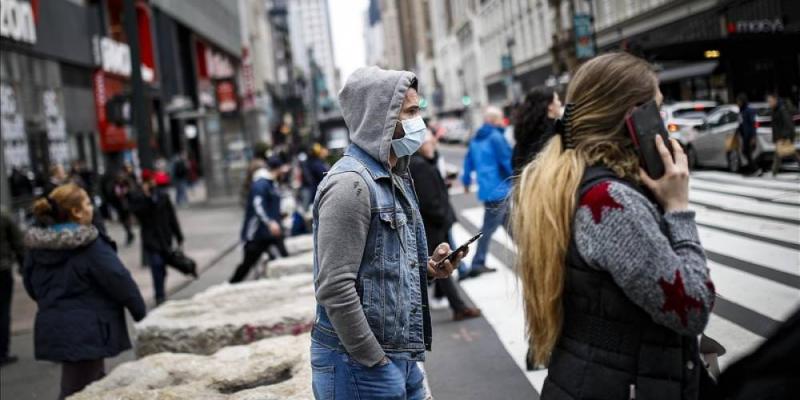 Un peatón con mascarilla en las calles de Nueva York / EFE
