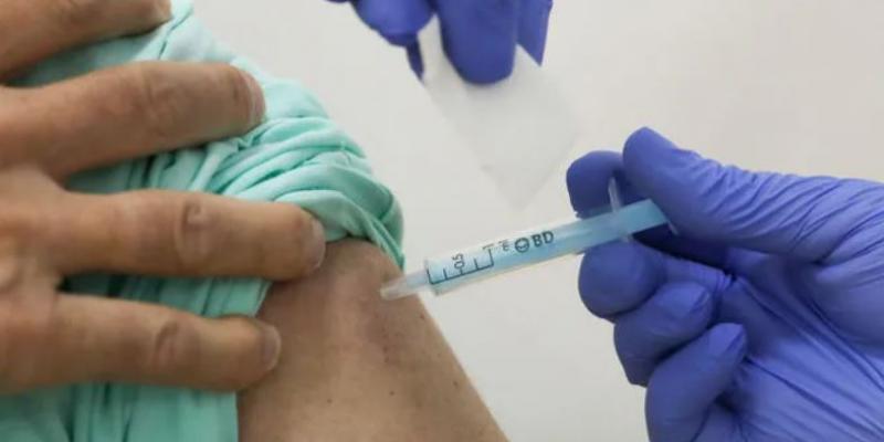 Una mujer recibe la vacuna de Moderna contra el Covid-19. EUROPA PRESS