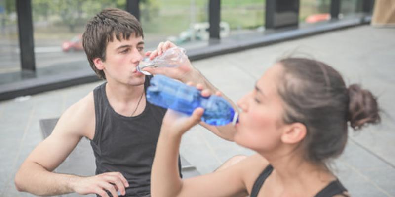 Imagen de dos personas bebiendo agua/Envatoelements Cuándo comer y beber en el ejercicio