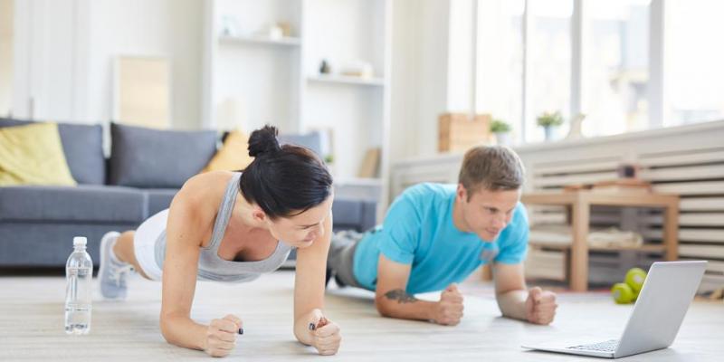Ejercicio físico durante el confinamiento Entrenar en pareja puede ayudarnos a vencer la pereza de hacer ejercicio en casa (shironosov / Getty Images/iStockphoto)