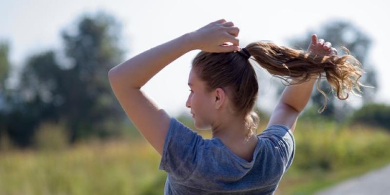 Imagen de una chica haciendo deporte/Envatoelements Ejercicio físico y salud capilar