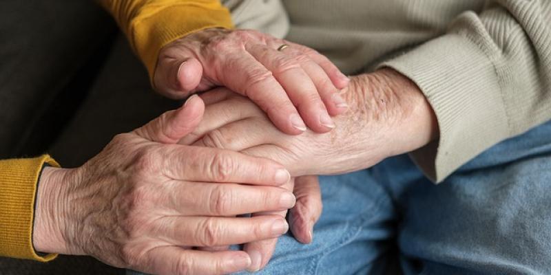 Manos de personas mayores