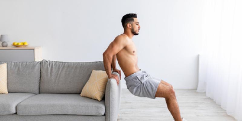 Imagen de un chico haciendo ejercicio/envatoelements Ejercicios de fuerza para tus rutinas