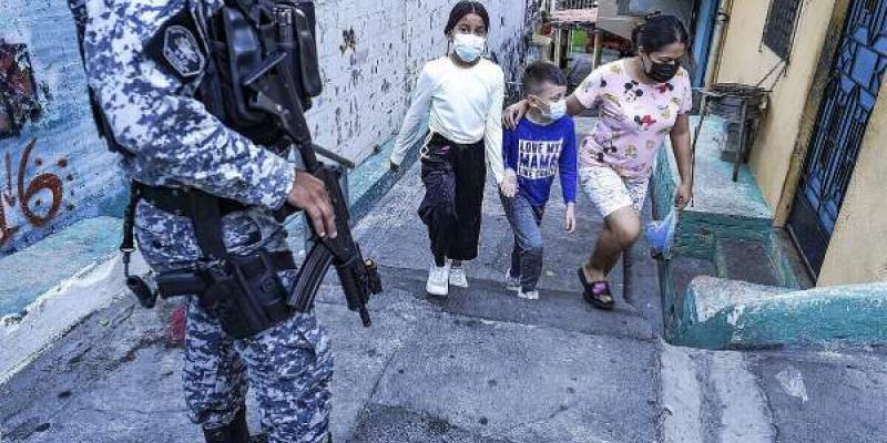 El Salvador y su nueva legislación viola los derechos humanos/ AI Los derechos humanos en El Salvador derrumbados