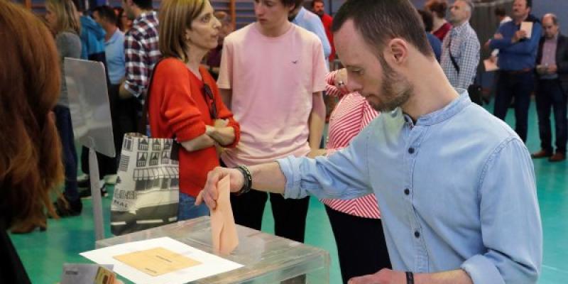 Persona con discapacidad votando en 2019 / RTVE Más de 100.000 personas con discapacidad intelectual pueden votar estas elecciones tras recuperar su derecho por ley