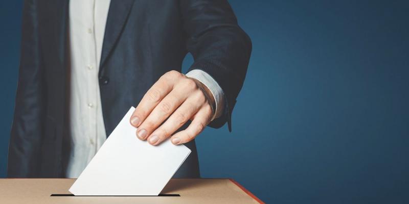 Imagen de una persona votando/Okdiario Los residentes extranjeros podrán votar en las elecciones de Castilla y León