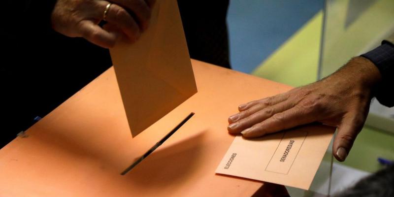 Un ciudadano deposita su voto en una urna. / EFE
