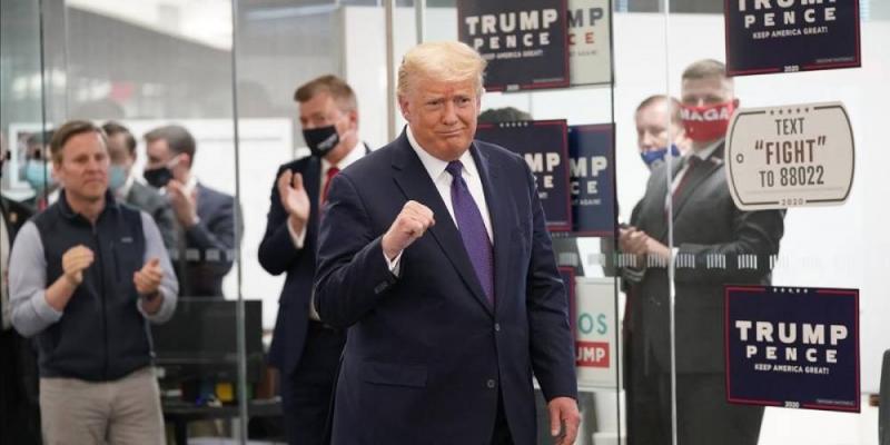Elecciones Estados Unidos El presidente de los EEUU, Donald Trump, visita un colegio electoral en Arlington, Virginia. / EFE / CHRIS KLEPINIS