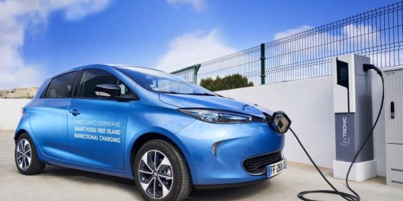 electro-movilidad /híbridos-elíctricos Coche en punto de carga
