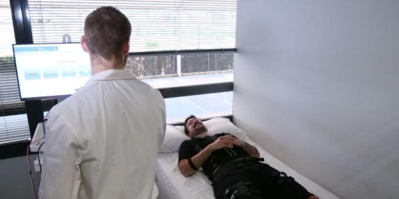 Uno de los pacientes del estudio probando la electroestimulación corporal