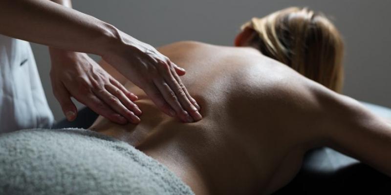 Foto: ISTOCK Mujer recibiendo un masaje