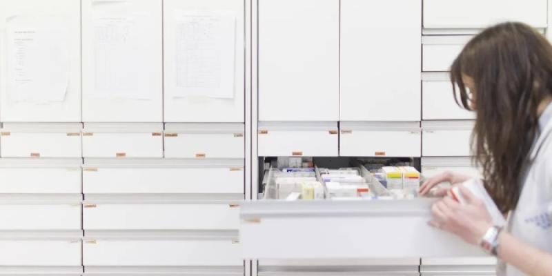 Una trabajadora busca fármacos en una farmacia. - Foto: Europa Press (Archivo) Una trabajadora busca fármacos en una farmacia.