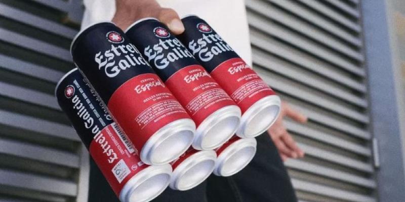 Embalaje sostenible Latas de cerveza de estrella Galicia con su embalaje nuevo
