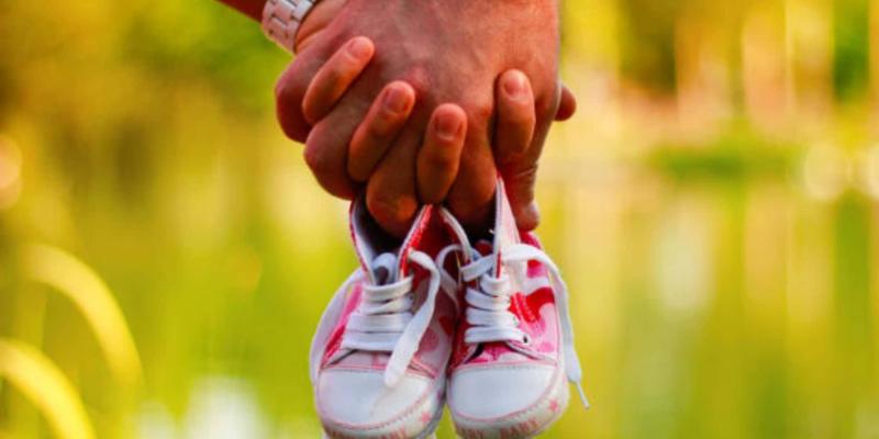 Imagen de una pareja con deportivas/Okdiario Ideas para anunciar un embarazo