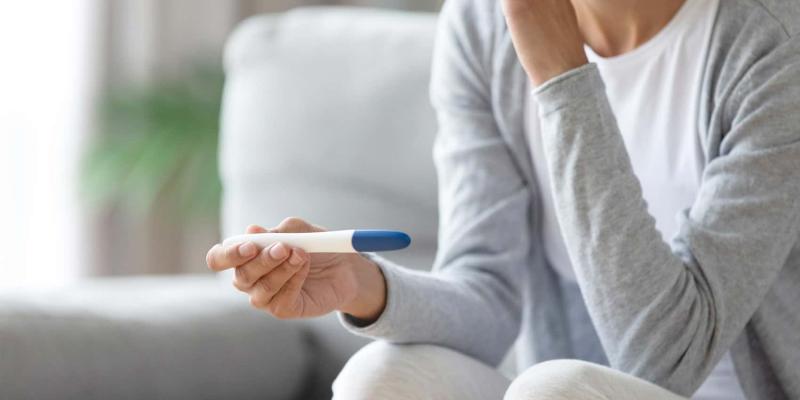 Imagen de una mujer con un test de embarazo/Barcelona IVF El embarazo bioquímico