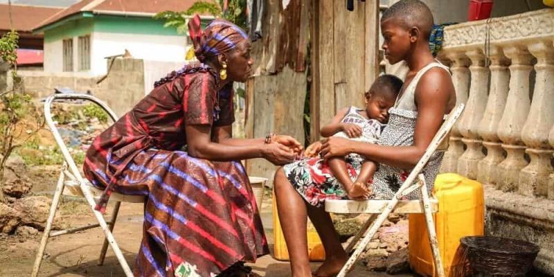 Imagen de una joven con su bebé/Michael Duff/UNFPA Casi la mitad de los embarazos en el mundo son no deseados