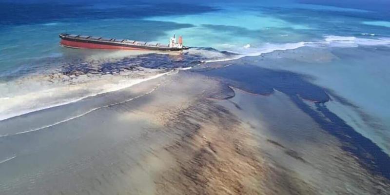 En las desoladoras imágenes aéreas se aprecia una “marea negra” extendiéndose sobre las cristalinas aguas de Mauricio (Georges de La Tremoille / AP)