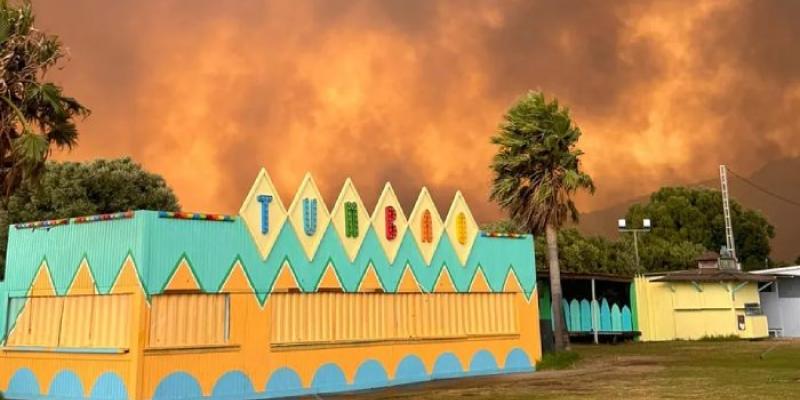 incendio forestal en Tarifa - Foto: EM Imagen del chiringuito Tumbao delante del fuego