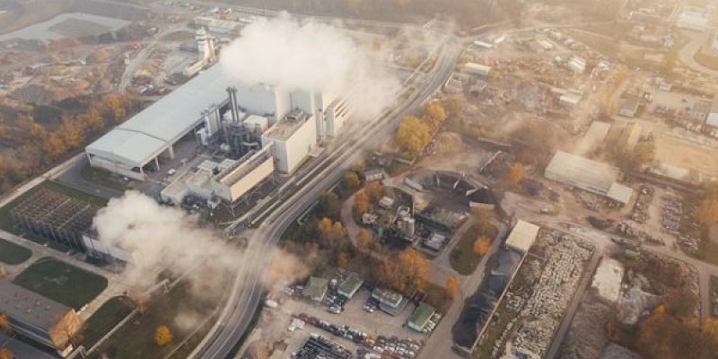 Empresas y fábricas emitiendo CO2