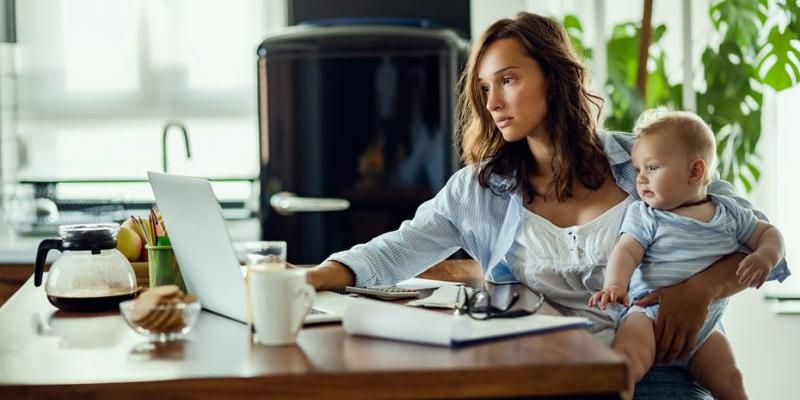 Empleo en 2021 Mujer teletrabajando con su hijo desde casa / Pixabay