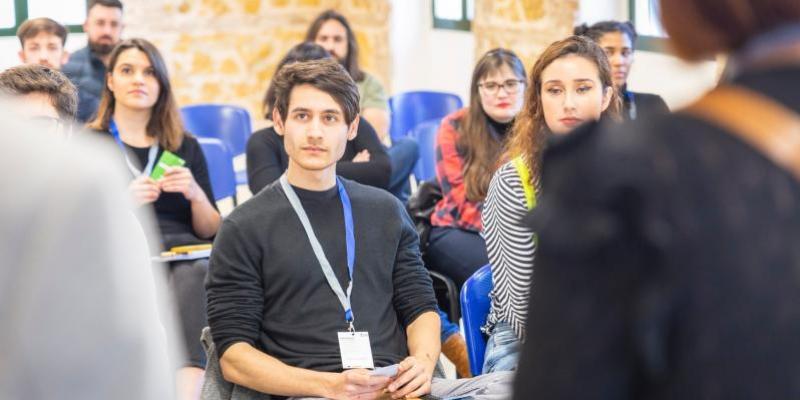 Jóvenes en un taller de empleo en Murcia