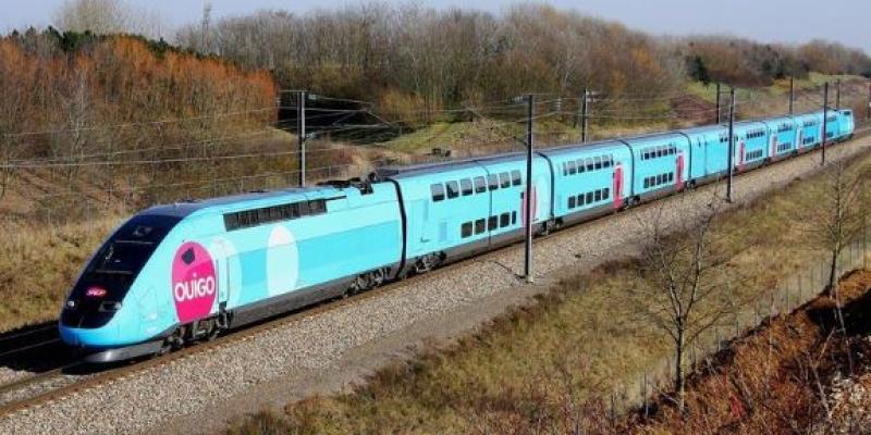 Tren ouigo de dos plantas en tránsito 