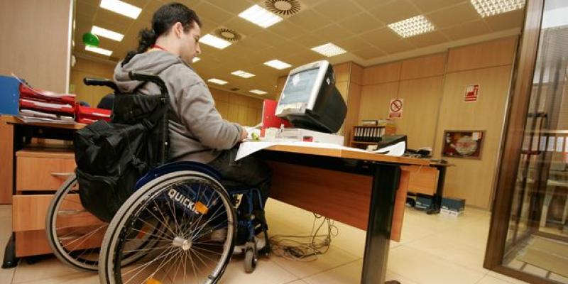 Las personas con discapacidad no cuentan con la misma igualdad que el resto Un trabajador con discapacidad en su puesto de trabajo
