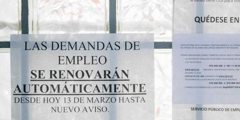 Imagen de agencia Carteles del servicio público de empleo en una oficina.