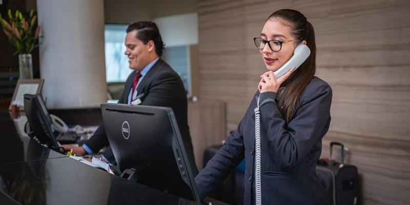 Imagen de una chica trabajando de recepcionista/Pixabay El SEPE ofrece oportunidades laborales a los más jóvenes