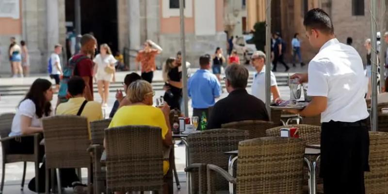 Imagen de un camarero/MSN El empleo aumenta en verano