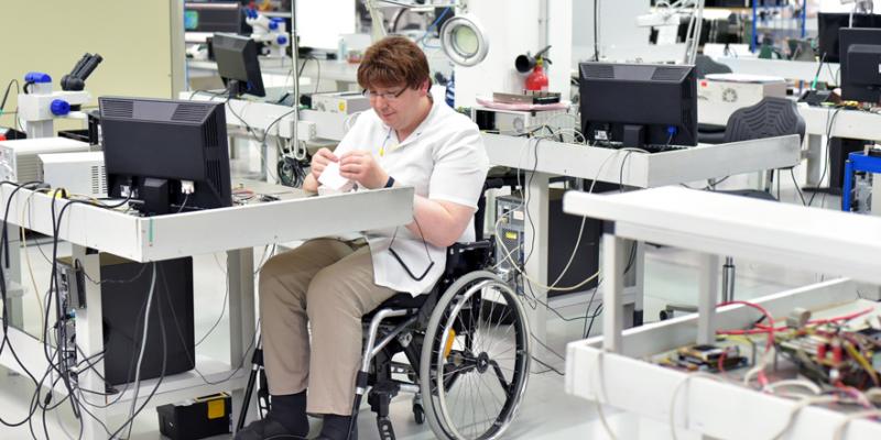 Siete de cada diez personas con discapacidad desearían un empleo como regalo de Navidad. Siete de cada diez personas con discapacidad desearían un empleo como regalo de Navidad.