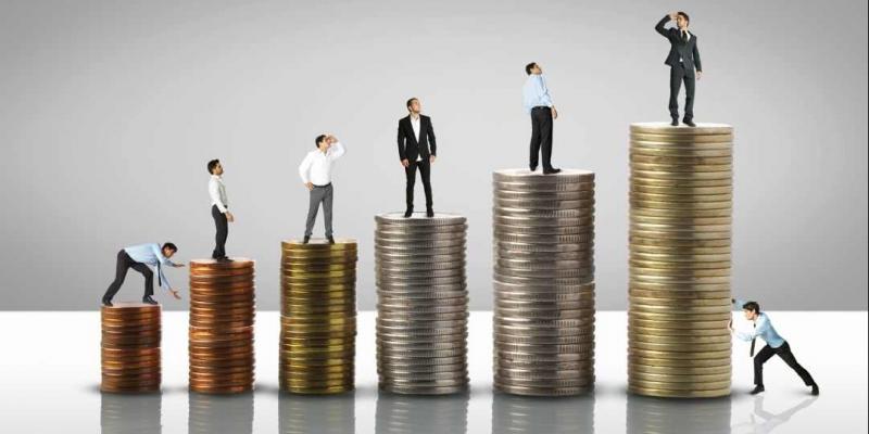 Empleos mejor pagados / W Radio Pirámide de monedas que representa la desigualdad salarial