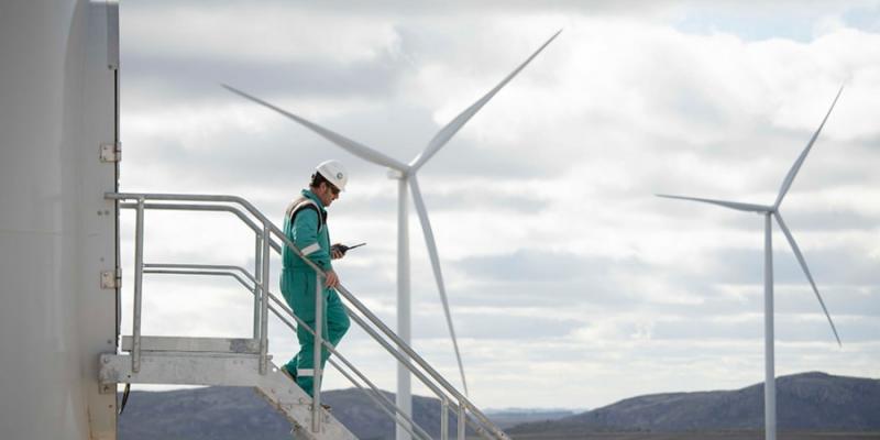 Imagen de un trabajador en un molino de viento/Semusad Los empleos verdes tienen nuevos riesgos laborales