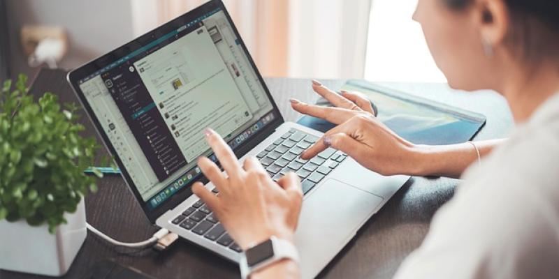 Emprender y ser mujer / Pixabay Mujer trabajando con su ordenador