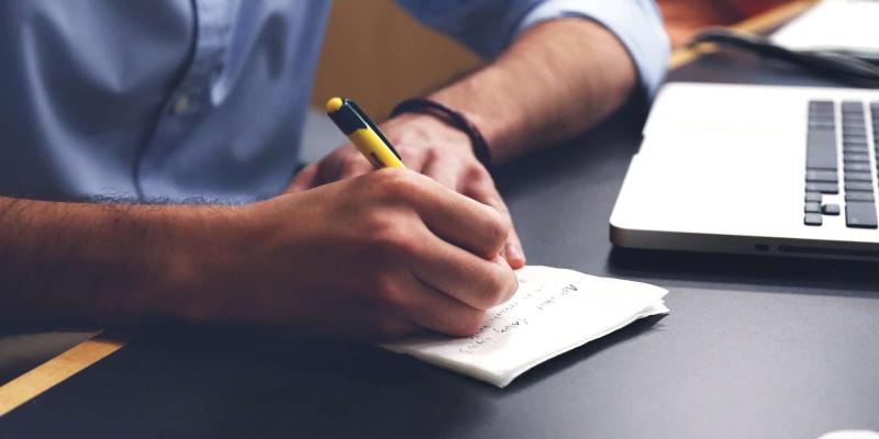 Imagen de una persona escribiendo Muchos trabajadores optan por emprender un negocio