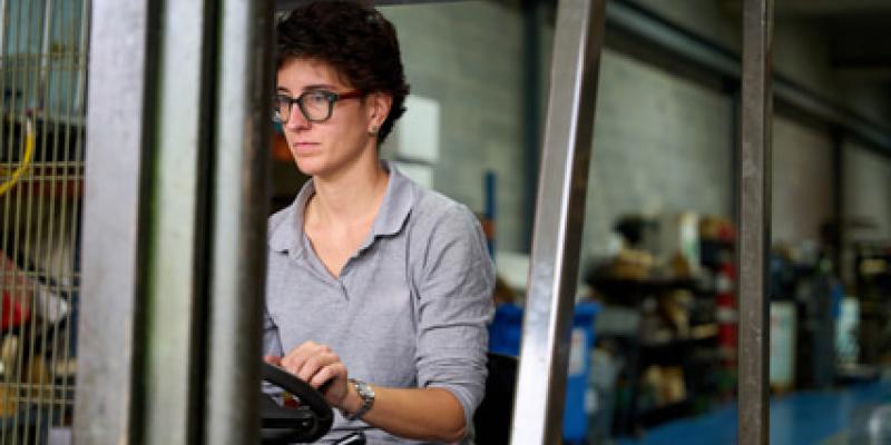Imagen de una mujer trabajando/envatoelements Pasos para un Plan de Igualdad empresarial