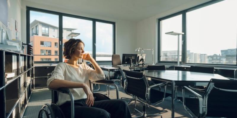 Mujer con discapacidad - Foto: Envato Elements Mujer con discapacidad