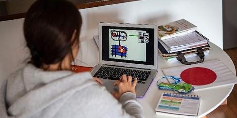 La pandemia ha afectado sobre todo a la educación entre los más jóvenes Niña utilizando el ordenador/El Economista