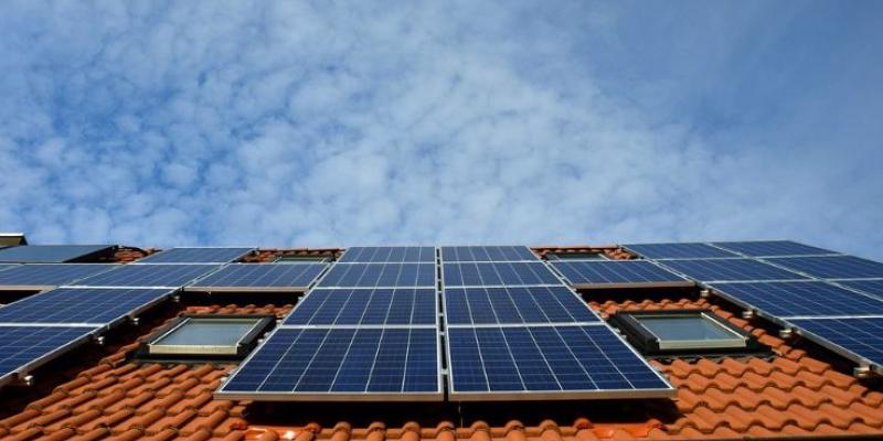 Placas solares en un tejado