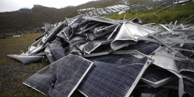 Paneles solares / Ecointeligencia Vertedero donde se acumulan paneles solares