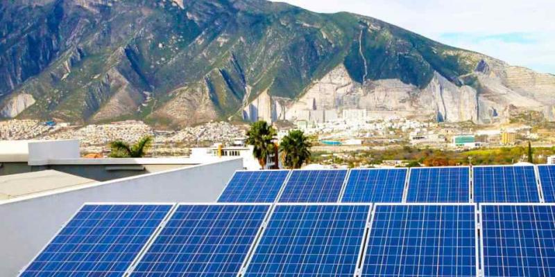 Placas solares o fotovoltaicas en el tejado de un edificio