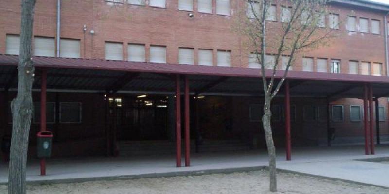 El Gobierno dará ayudas a hospitales o colegios que apuesten por las renovables térmicas para reducir su huella de carbono / El Periódico de la Energía Fachada de un colegio