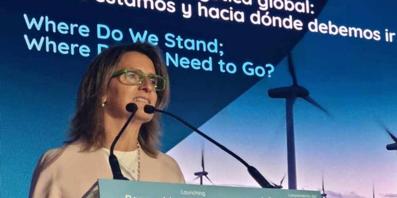 Ribera presentando el informe sobre energías renovables