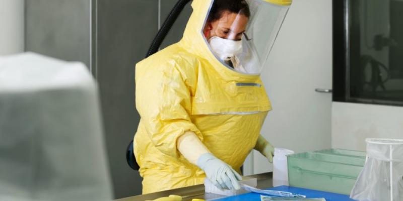 Médicos y enfermeros no cuentan con las cantidades necesarias de los EPI Una trabajadora de sanidad con el traje EPI