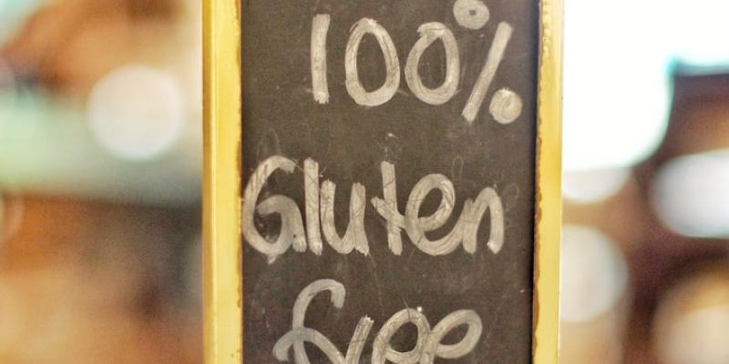Imagen de un cartel de libre de gluten/envatoelements Los principales síntomas de la enfermedad celíaca