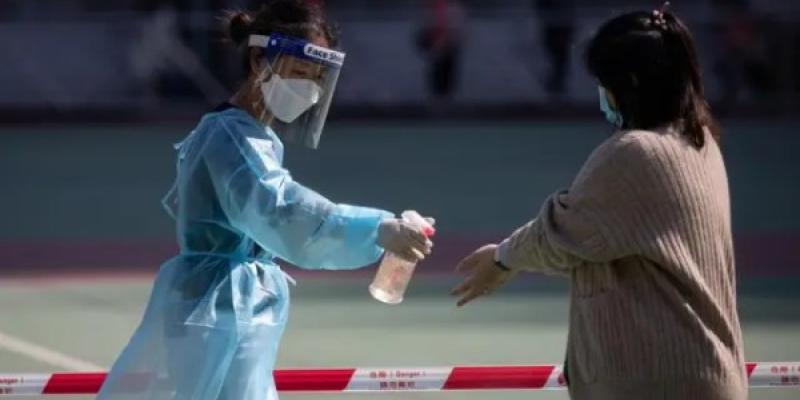 Una mujer aplica desinfectante a otra durante la pandemia de Covid. // JEROME FAVRE / EFE Una mujer aplica desinfectante a otra durante la pandemia de Covid.