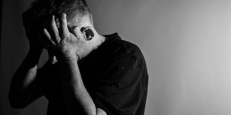 Imagen de un hombre agobiado/Pixabay La depresión puede ser influyente para las enfermedades neurológicas
